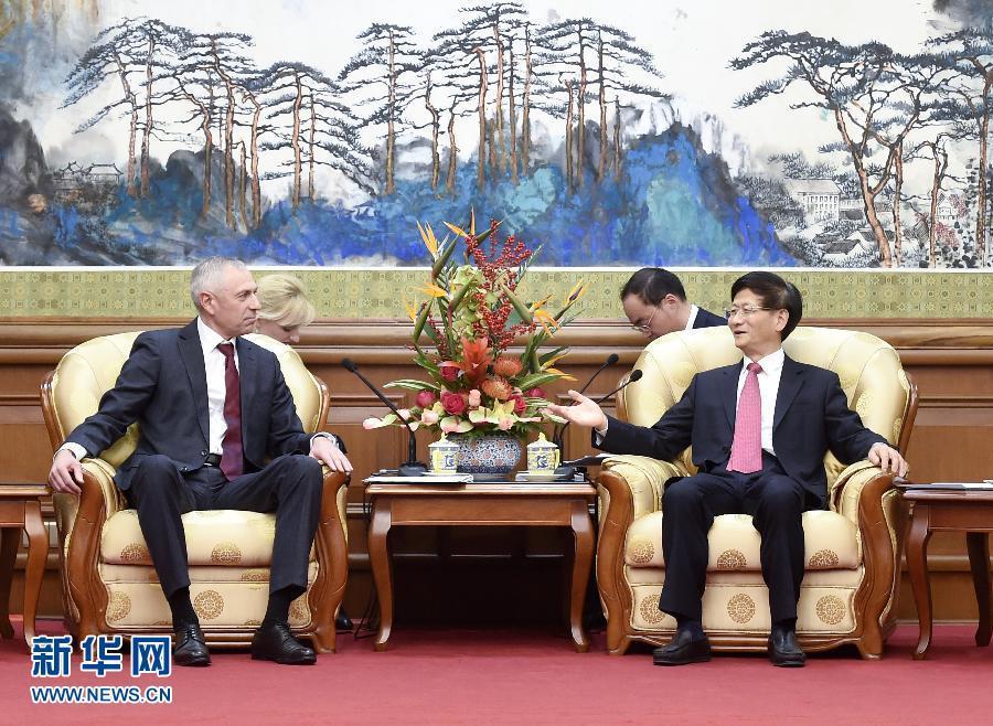 11月25日，中共中央政治局委員、中央政法委書記孟建柱在北京會(huì)見白俄羅斯總統(tǒng)辦公廳副主任米茨克維奇。 新華社記者燕雁攝 