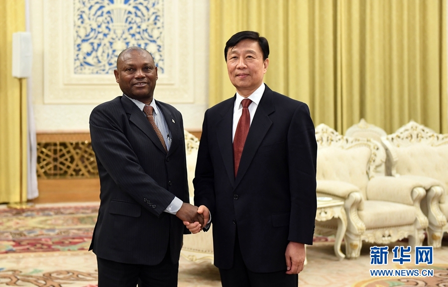 12月26日，國家副主席李源潮在北京會(huì)見圣多美和普林西比外交和海外僑民部部長博特略。 新華社記者 張鐸 攝