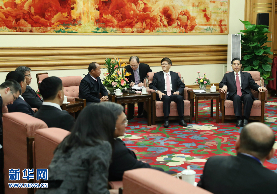 12月27日，中共中央政治局委員、中央政法委書記孟建柱在北京集體會見出席湄公河流域執(zhí)法安全合作機(jī)制成立五周年部長級會議的各國代表團(tuán)團(tuán)長。新華社記者 王曄 攝 