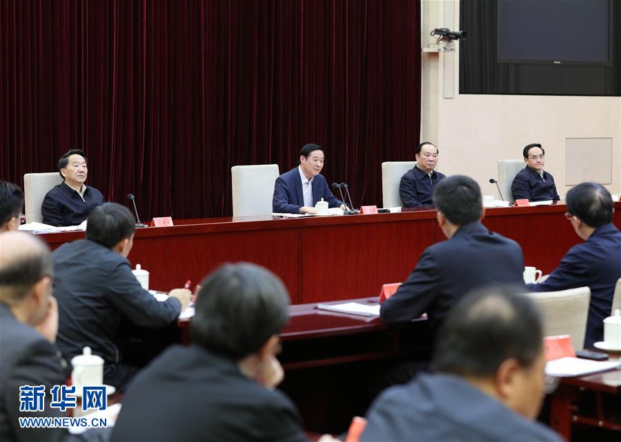  2月17日，在習(xí)近平總書記主持召開(kāi)黨的新聞?shì)浾摴ぷ髯剷?huì)并發(fā)表重要講話一周年之際，中宣部在北京召開(kāi)2017年新聞戰(zhàn)線“新春走基層”活動(dòng)座談會(huì)。中共中央政治局委員、中央書記處書記、中宣部部長(zhǎng)劉奇葆出席會(huì)議并講話。新華社記者 王曄 攝
