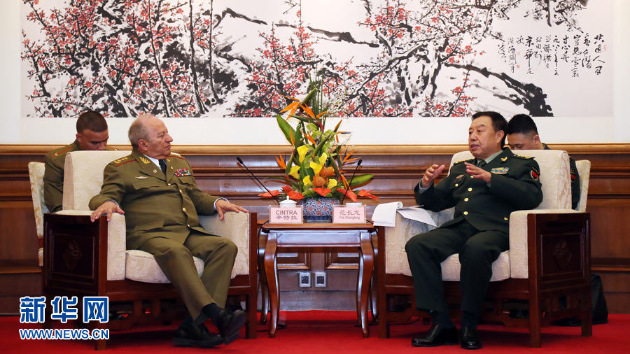 3月28日，中央軍委副主席范長(zhǎng)龍?jiān)诒本┽烎~臺(tái)國(guó)賓館會(huì)見來華訪問的古巴革命武裝力量部部長(zhǎng)萊奧波爾多·辛特拉。 新華社發(fā)（劉芳 攝） 