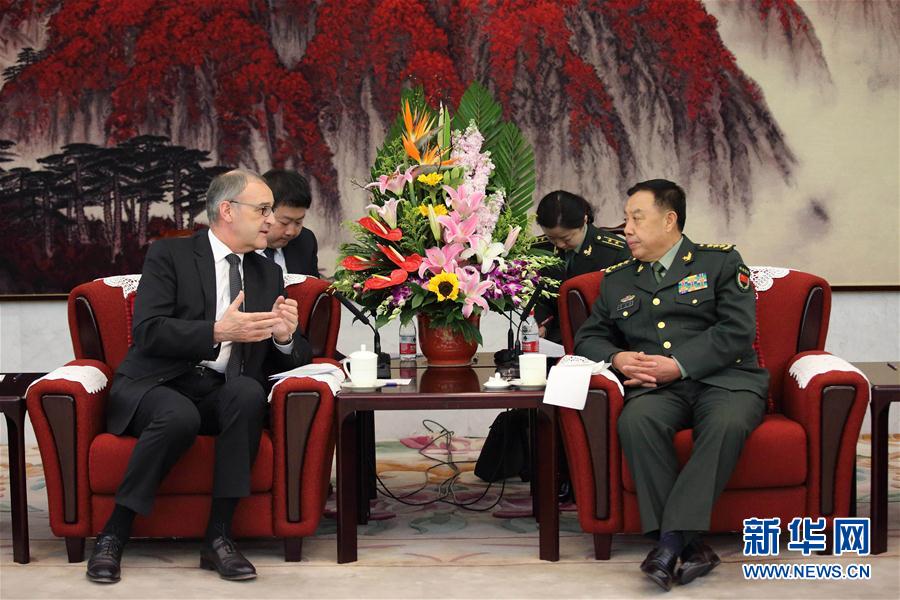 3月31日，中央軍委副主席范長龍在北京會見來訪的瑞士國防、民防和體育部長帕莫蘭。 新華社記者 劉芳 攝