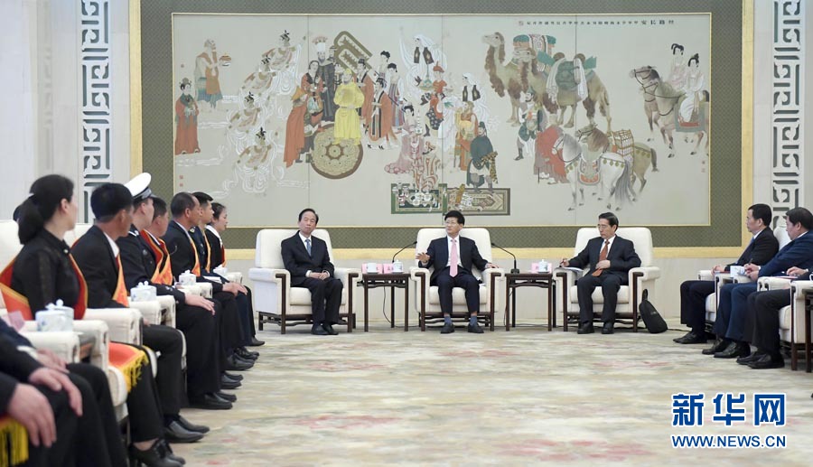 4月24日，第十三屆全國(guó)見(jiàn)義勇為英雄模范表彰大會(huì)在北京人民大會(huì)堂召開(kāi)。會(huì)前，中共中央政治局委員、中央政法委書(shū)記孟建柱與見(jiàn)義勇為英雄模范及家屬代表座談。國(guó)務(wù)委員、公安部部長(zhǎng)郭聲琨出席座談會(huì)并在表彰大會(huì)上講話(huà)。新華社記者 張鐸 攝