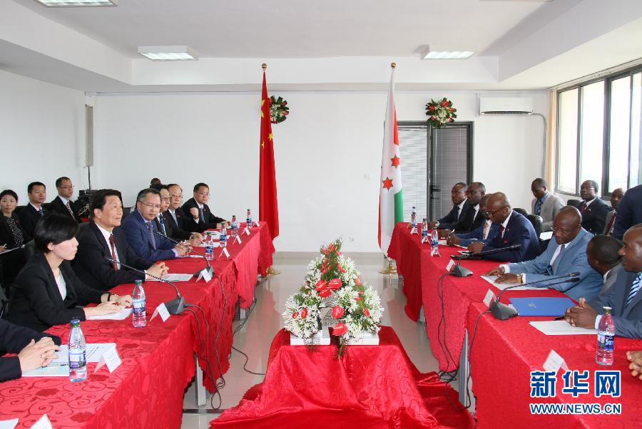  5月11日，中國國家副主席李源潮在布瓊布拉與布隆迪第一副總統(tǒng)辛迪姆沃和第二副總統(tǒng)布托雷舉行會談。新華社記者 呂天然 攝