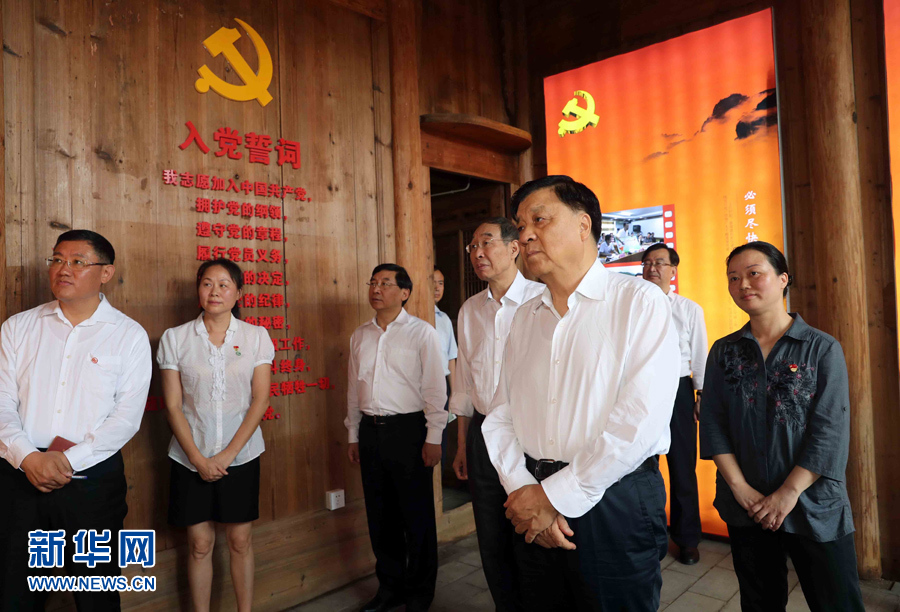 6月8日至10日，中共中央政治局常委、中央書記處書記劉云山在福建調(diào)研。這是6月9日，劉云山專程來到政和縣石圳村，深入了解廖俊波的事跡。新華社記者 劉衛(wèi)兵 攝