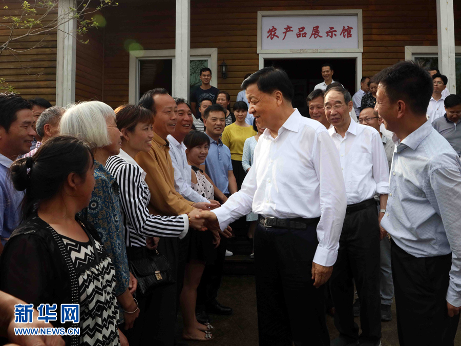 6月8日至10日，中共中央政治局常委、中央書記處書記劉云山在福建調(diào)研。這是6月9日，劉云山在周寧縣上洋村與村民親切交談。新華社記者 劉衛(wèi)兵 攝