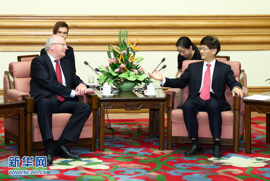 6月15日，中共中央政治局委員、中央政法委書記孟建柱在北京會見德國聯(lián)邦總理府情報國務(wù)秘書弗里徹。 新華社記者 謝環(huán)馳 攝