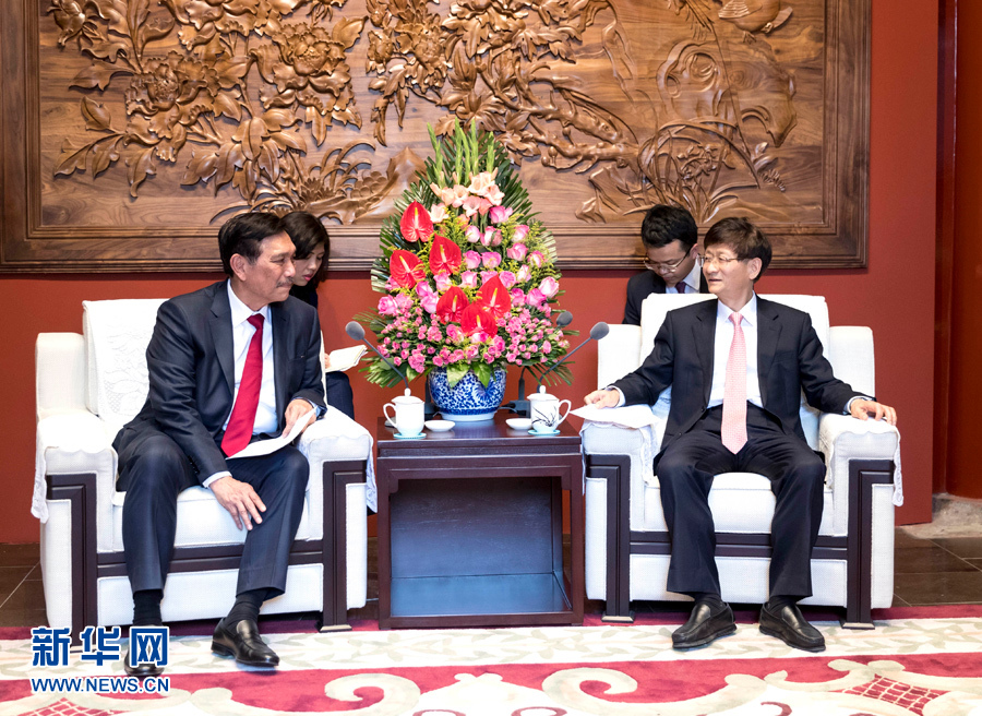 6月15日，中共中央政治局委員、中央政法委書記孟建柱在北京會見印尼總統(tǒng)特使、海洋統(tǒng)籌部長盧胡特。   新華社記者 丁海濤攝