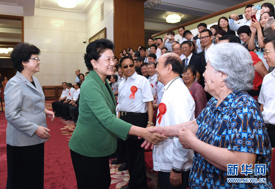 6月16日，中共中央政治局委員、國(guó)務(wù)院副總理劉延?xùn)|在北京看望出席中國(guó)人口福利基金會(huì)成立30周年座談會(huì)的歷屆“中華人口獎(jiǎng)”獲獎(jiǎng)?wù)叽怼Ｐ氯A社記者 饒愛(ài)民 攝