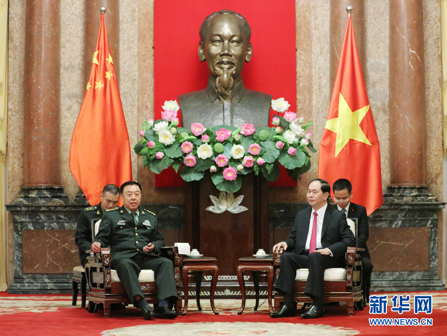 6月18日，在越南首都河內，正在越南訪問的中央軍委副主席范長龍（左前）會見越南國家主席陳大光（右前）。 新華社發(fā)（李曉偉攝）