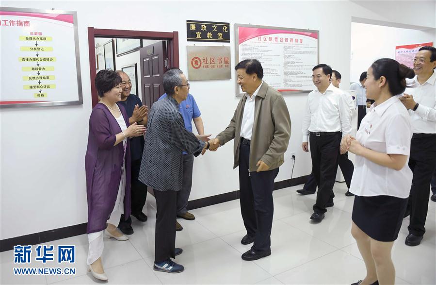 6月22日至24日，中共中央政治局常委、中央書(shū)記處書(shū)記劉云山在遼寧調(diào)研。這是6月23日，劉云山在錦州市西街社區(qū)與干部群眾深入交流。新華社記者 張鐸 攝
