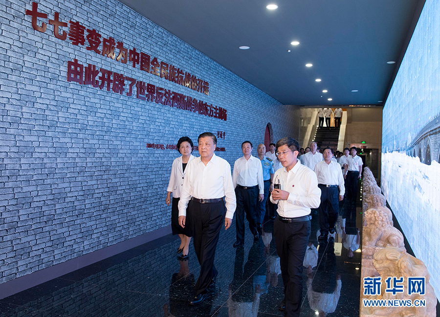 7月7日，紀(jì)念全民族抗戰(zhàn)爆發(fā)80周年儀式在中國(guó)人民抗日戰(zhàn)爭(zhēng)紀(jì)念館舉行。中共中央政治局常委、中央書記處書記劉云山出席儀式并講話。這是儀式后，劉云山參觀《全民抗戰(zhàn)偉大壯舉——紀(jì)念全民族抗戰(zhàn)爆發(fā)80周年專題展覽》。 新華社記者丁林?jǐn)z