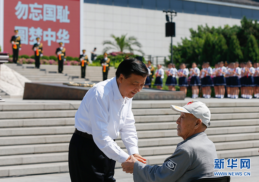 7月7日，紀(jì)念全民族抗戰(zhàn)爆發(fā)80周年儀式在中國(guó)人民抗日戰(zhàn)爭(zhēng)紀(jì)念館舉行。中共中央政治局常委、中央書記處書記劉云山出席儀式并講話。這是儀式開始前，劉云山與老八路代表握手。新華社記者崔新鈺攝