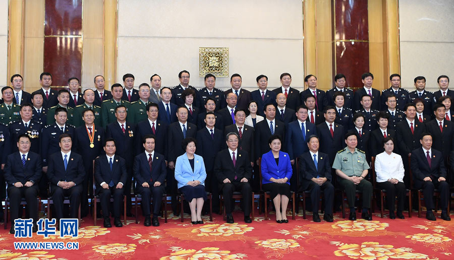 8月7日，中共中央政治局常委、全國(guó)政協(xié)主席、中央代表團(tuán)團(tuán)長(zhǎng)俞正聲率代表團(tuán)部分成員分別赴內(nèi)蒙古軍區(qū)、武警內(nèi)蒙古總隊(duì)、武警內(nèi)蒙古森林總隊(duì)慰問(wèn)，并會(huì)見(jiàn)自治區(qū)政法干警代表。這是俞正聲會(huì)見(jiàn)自治區(qū)政法干警代表并合影。新華社記者 張領(lǐng) 攝