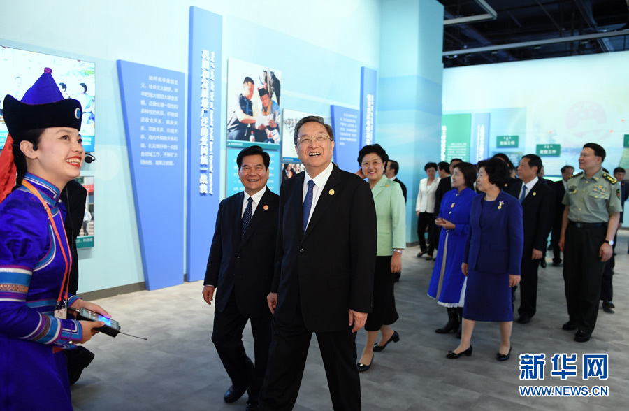 8月7日，中共中央政治局常委、全國(guó)政協(xié)主席、中央代表團(tuán)團(tuán)長(zhǎng)俞正聲率代表團(tuán)全體成員來(lái)到內(nèi)蒙古展覽館，參觀《守望相助團(tuán)結(jié)奮斗&mdash;&mdash;慶祝內(nèi)蒙古自治區(qū)成立70周年展覽》。 新華社記者 張領(lǐng) 攝