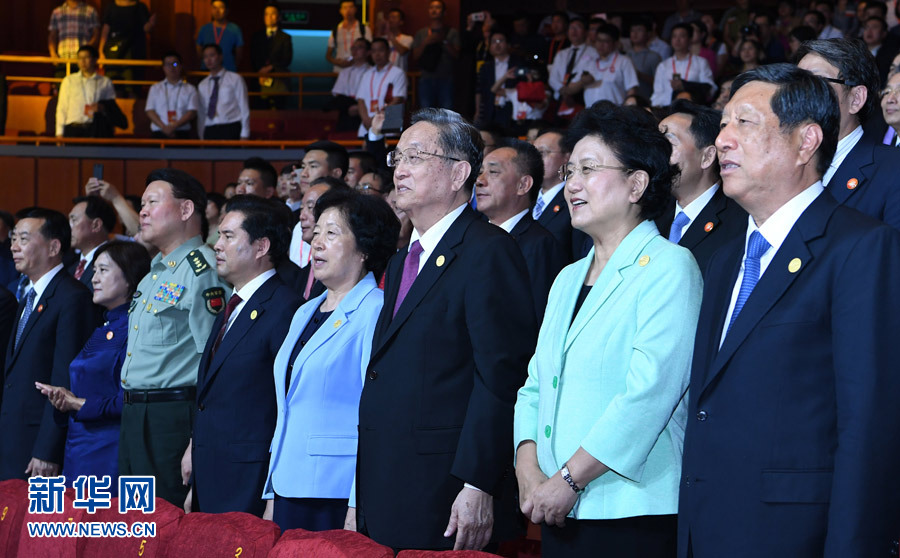 8月7日，慶祝內(nèi)蒙古自治區(qū)成立70周年文藝晚會(huì)《贊歌》在內(nèi)蒙古烏蘭恰特大劇院舉行。中共中央政治局常委、全國(guó)政協(xié)主席、中央代表團(tuán)團(tuán)長(zhǎng)俞正聲和各族各界干部群眾等共約1300人觀看演出。新華社記者 張領(lǐng) 攝