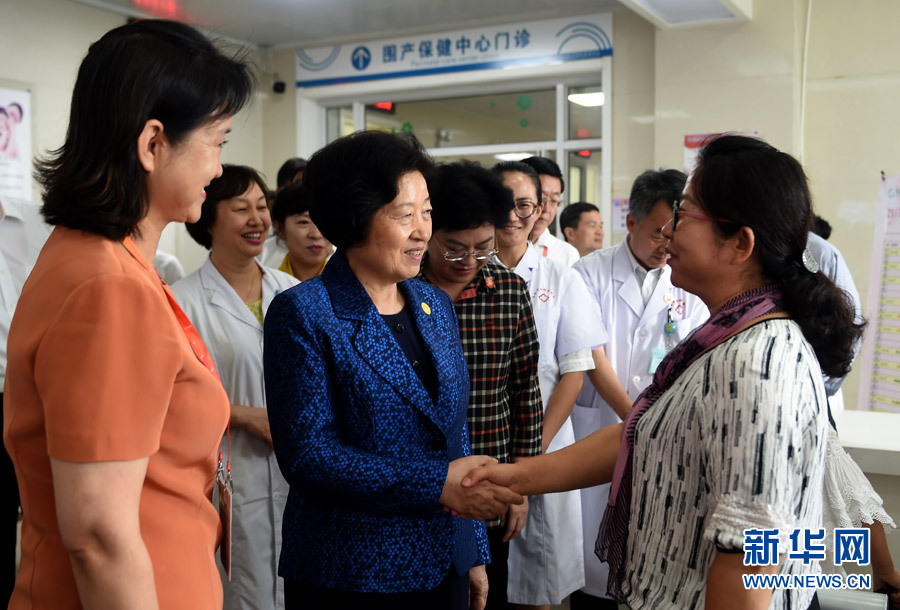 8月9日，中共中央政治局委員、中央統(tǒng)戰(zhàn)部部長、中央代表團(tuán)副團(tuán)長孫春蘭率中央代表團(tuán)三分團(tuán)，先后赴內(nèi)蒙古自治區(qū)烏海市、阿拉善盟看望各族干部群眾。這是孫春蘭在烏海市婦兒醫(yī)療預(yù)防保健中心同患者親切交談。新華社記者 任軍川 攝