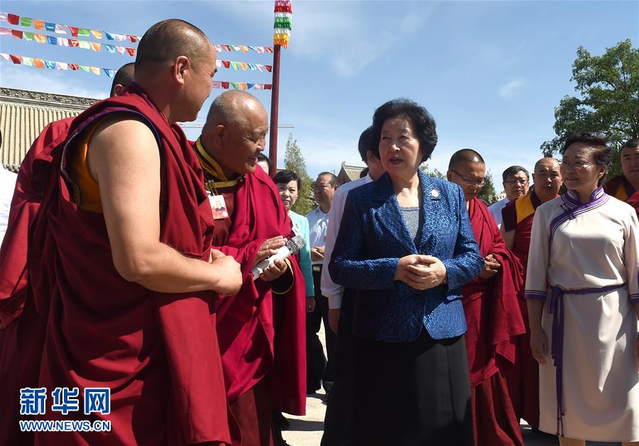 8月10日，中共中央政治局委員、中央統(tǒng)戰(zhàn)部部長(zhǎng)、中央代表團(tuán)副團(tuán)長(zhǎng)孫春蘭率中央代表團(tuán)三分團(tuán)繼續(xù)在內(nèi)蒙古自治區(qū)阿拉善盟看望慰問(wèn)，把以習(xí)近平同志為核心的黨中央的親切關(guān)懷和全國(guó)各族人民的美好祝福帶給阿拉善各族各界干部群眾。這是孫春蘭在佛教寺廟延福寺考察。新華社記者 任軍川 攝