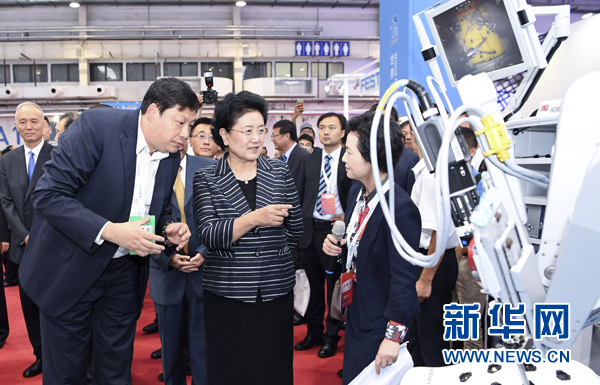 8月23日，2017世界機器人大會開幕式在北京舉行，中共中央政治局委員、國務院副總理劉延東出席并講話。這是開幕式后，劉延東參觀機器人應用展覽。新華社記者 張領 攝