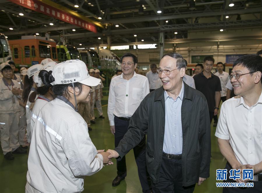 9月3日至5日，中共中央政治局常委、中央紀(jì)委書記、中央巡視工作領(lǐng)導(dǎo)小組組長王岐山在湖南省調(diào)研并主持召開巡察工作座談會。這是9月4日，王岐山到中國中車株洲電力機(jī)車有限公司考察。新華社記者 王曄 攝
