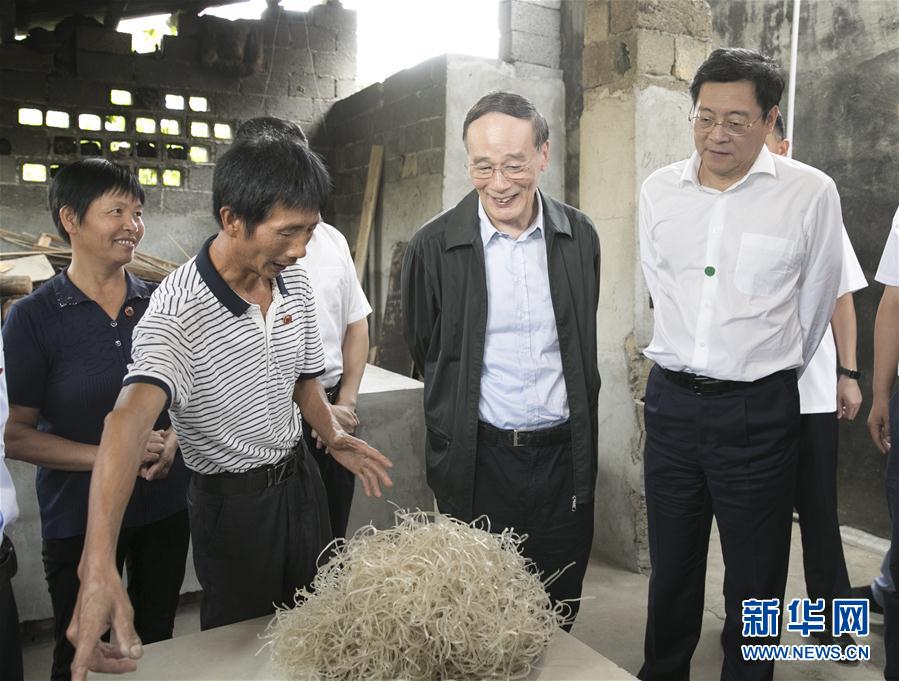 9月3日至5日，中共中央政治局常委、中央紀(jì)委書記、中央巡視工作領(lǐng)導(dǎo)小組組長王岐山在湖南省調(diào)研并主持召開巡察工作座談會。這是9月4日，王岐山在瀏陽市官橋鎮(zhèn)石灰嘴村貧困戶家中了解脫貧情況。新華社記者 王曄 攝

