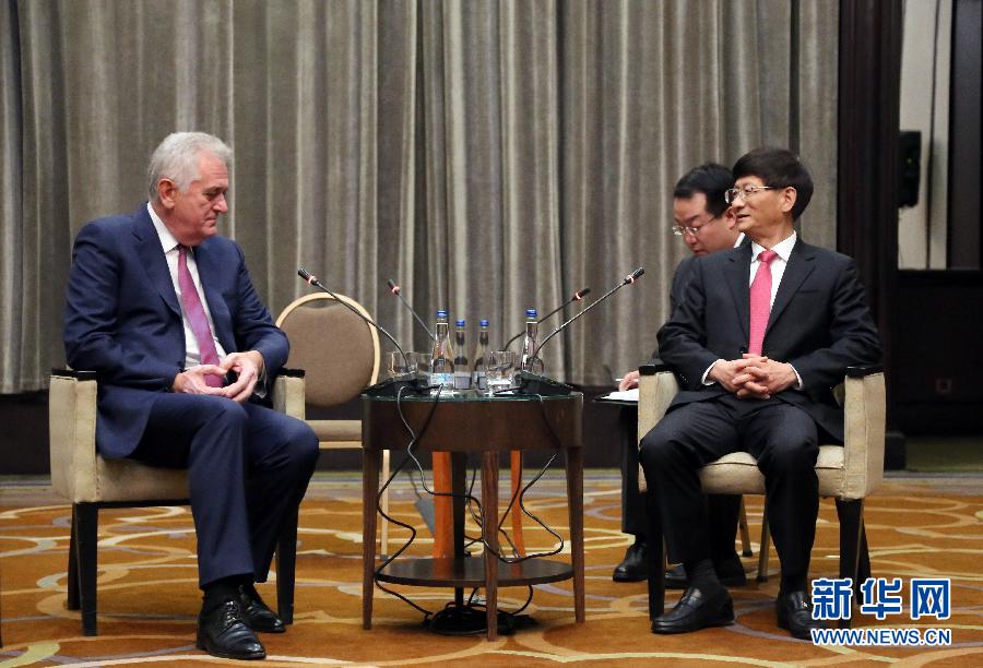 9月11日，在塞爾維亞首都貝爾格萊德，習(xí)近平主席特使、中共中央政治局委員、中央政法委書記孟建柱（右）會(huì)見(jiàn)塞爾維亞前總統(tǒng)尼科利奇（左）。新華社記者王慧娟攝