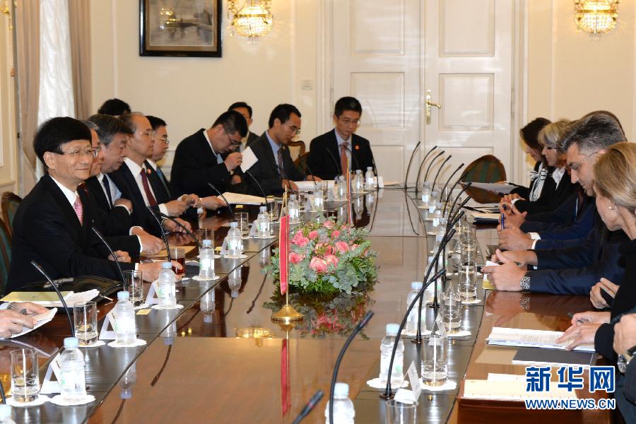 9月12日，克羅地亞總理普連科維奇（右二）在首都薩格勒布會(huì)見(jiàn)到訪的習(xí)近平主席特使、中共中央政治局委員、中央政法委書(shū)記孟建柱（左一）。新華社記者高磊攝