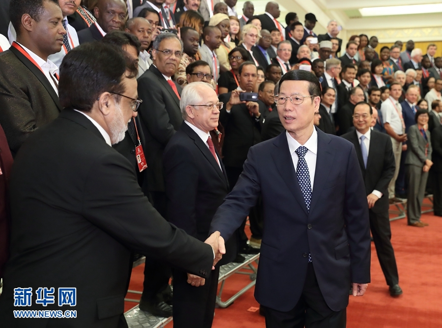 9月21日，中共中央政治局常委、國務(wù)院副總理張高麗在北京人民大會堂會見來華參加2017“一帶一路”媒體合作論壇的外方代表并回答大家關(guān)心的問題。新華社記者王曄攝 