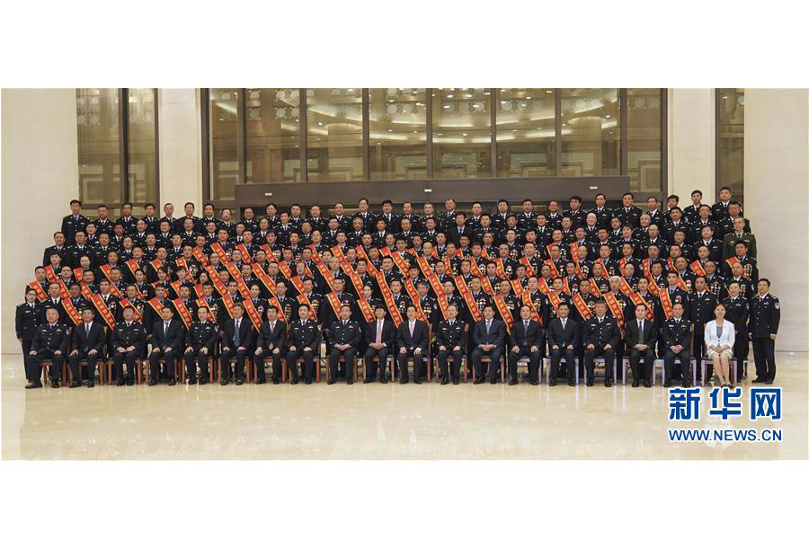 9月22日，&ldquo;熱血鑄劍&middot;丹心衛(wèi)民&rdquo;全國公安百佳刑警推選活動揭曉儀式在北京舉行。中共中央政治局委員、中央政法委書記孟建柱會見當選民警并觀看揭曉儀式。國務委員、公安部部長郭聲琨參加會見并觀看揭曉儀式。新華社記者 殷剛 攝