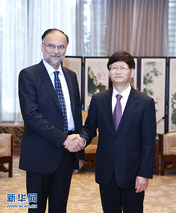 9月26日，中共中央政治局委員、中央政法委書記孟建柱在北京會見來華出席國際刑警組織第86屆全體大會的巴基斯坦內(nèi)政部長伊克巴爾。新華社記者 張領(lǐng) 攝