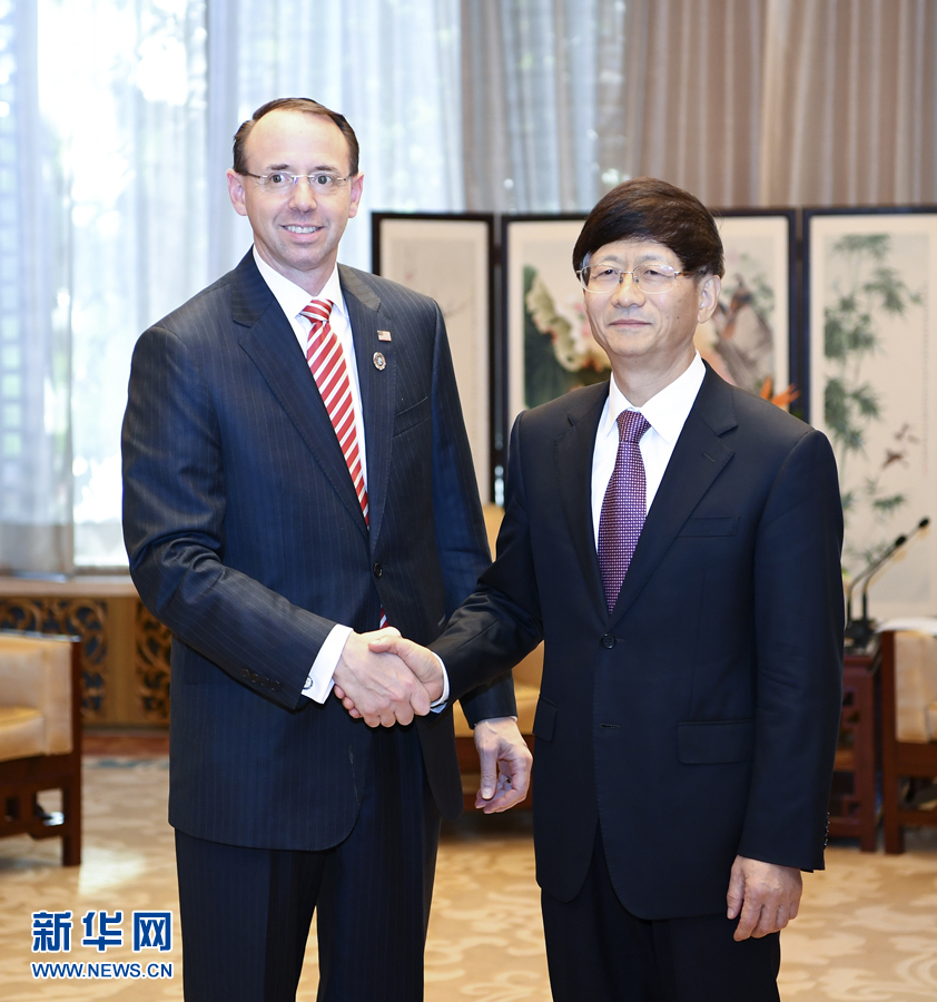 9月26日，中共中央政治局委員、中央政法委書記孟建柱在北京會見來華出席國際刑警組織第86屆全體大會的美國司法部常務(wù)副部長羅森斯坦。新華社記者 張領(lǐng) 攝