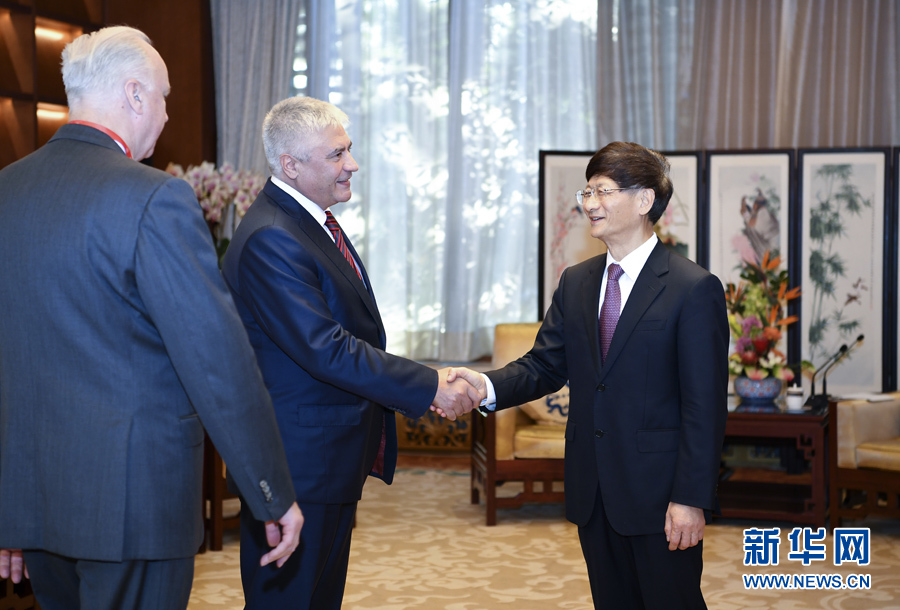 9月26日，中共中央政治局委員、中央政法委書記孟建柱在北京會見來華出席國際刑警組織第86屆全體大會的俄羅斯內(nèi)務(wù)部長科洛科利采夫（左二）和俄聯(lián)邦調(diào)查委員會主席巴斯特雷金（左一）。新華社記者 張領(lǐng) 攝 