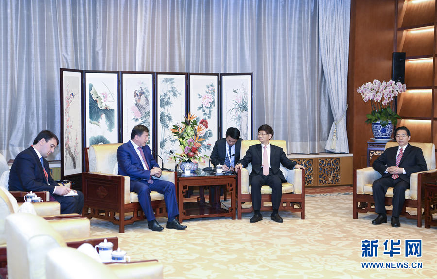 9月26日，中共中央政治局委員、中央政法委書記孟建柱在北京會見來華出席國際刑警組織第86屆全體大會的塔吉克斯坦內(nèi)務(wù)部長拉希姆佐達(dá)。國務(wù)委員、公安部部長郭聲琨參加有關(guān)會見。新華社記者 張領(lǐng) 攝