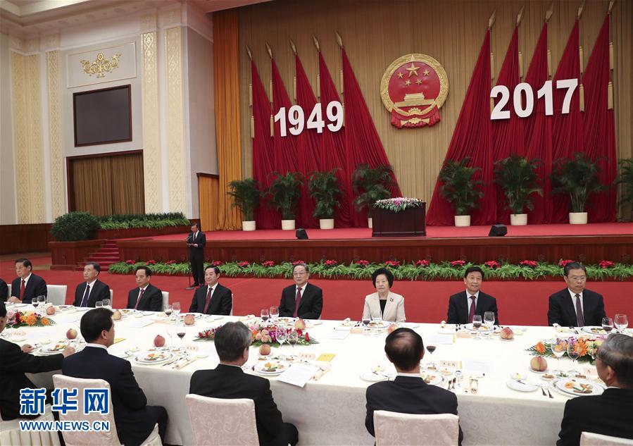 9月28日，全國(guó)政協(xié)辦公廳、中共中央統(tǒng)戰(zhàn)部、國(guó)務(wù)院僑辦、國(guó)務(wù)院港澳辦、國(guó)務(wù)院臺(tái)辦在北京人民大會(huì)堂聯(lián)合舉行國(guó)慶招待會(huì)。中共中央政治局常委、全國(guó)政協(xié)主席俞正聲與2800多名港澳臺(tái)僑各界代表歡聚一堂，慶祝中華人民共和國(guó)成立68周年。這是俞正聲在招待會(huì)上致辭。新華社記者 龐興雷 攝