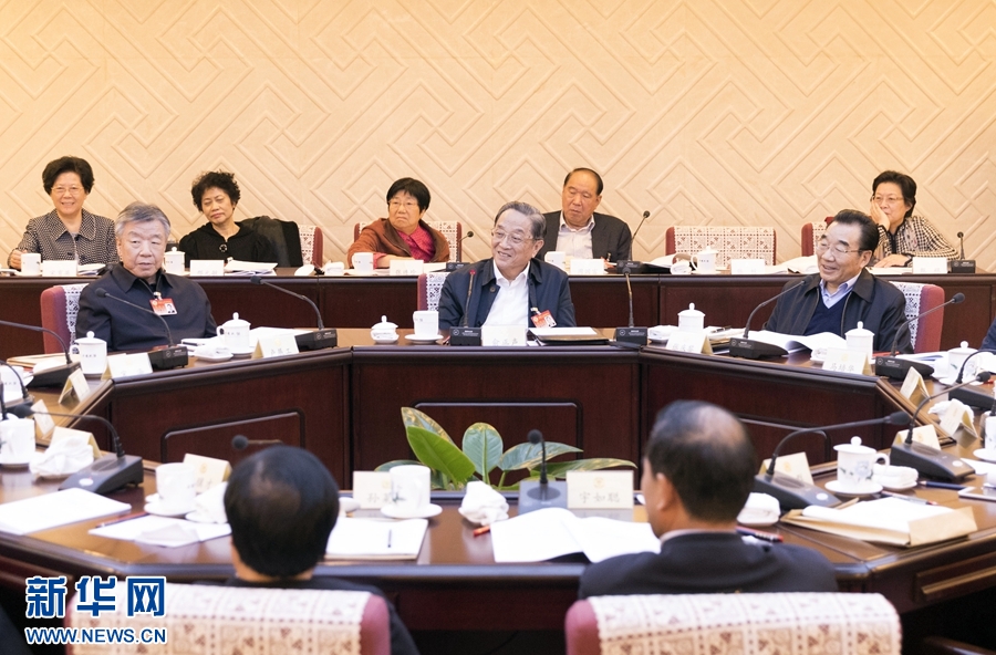 10月30日，政協(xié)第十二屆全國委員會常務委員會第二十三次會議舉行分組討論，與會人員圍繞深入學習貫徹中共十九大精神認真討論，積極建言獻策。全國政協(xié)主席俞正聲參加討論。新華社記者 丁海濤 攝