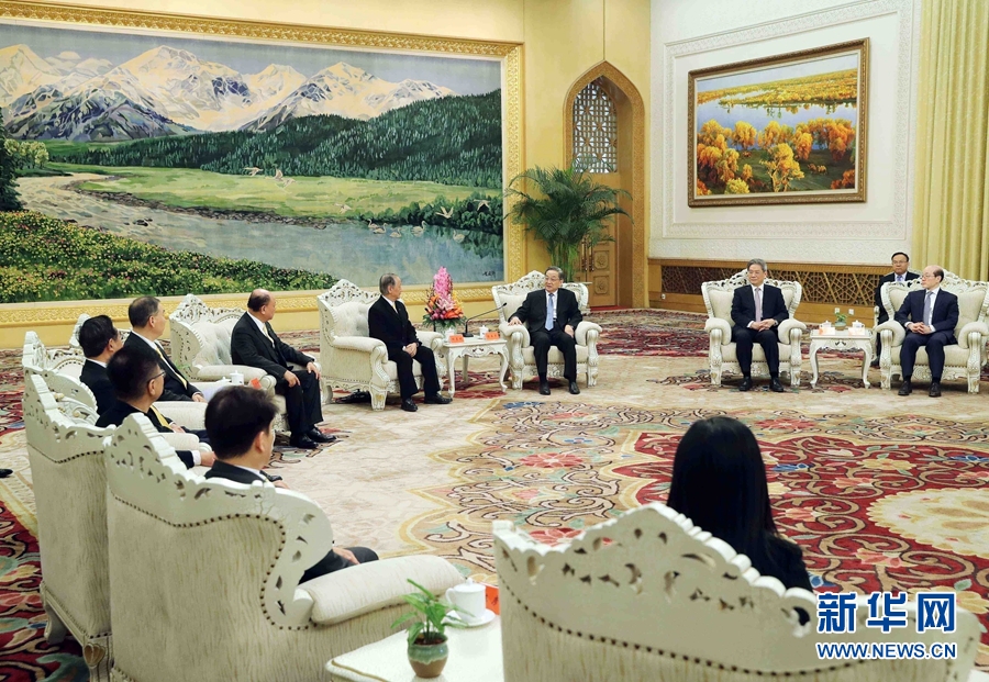 12月11日，全國(guó)政協(xié)主席俞正聲在北京人民大會(huì)堂會(huì)見(jiàn)新黨主席郁慕明率領(lǐng)的新黨大陸訪問(wèn)團(tuán)。 新華社記者 劉衛(wèi)兵 攝