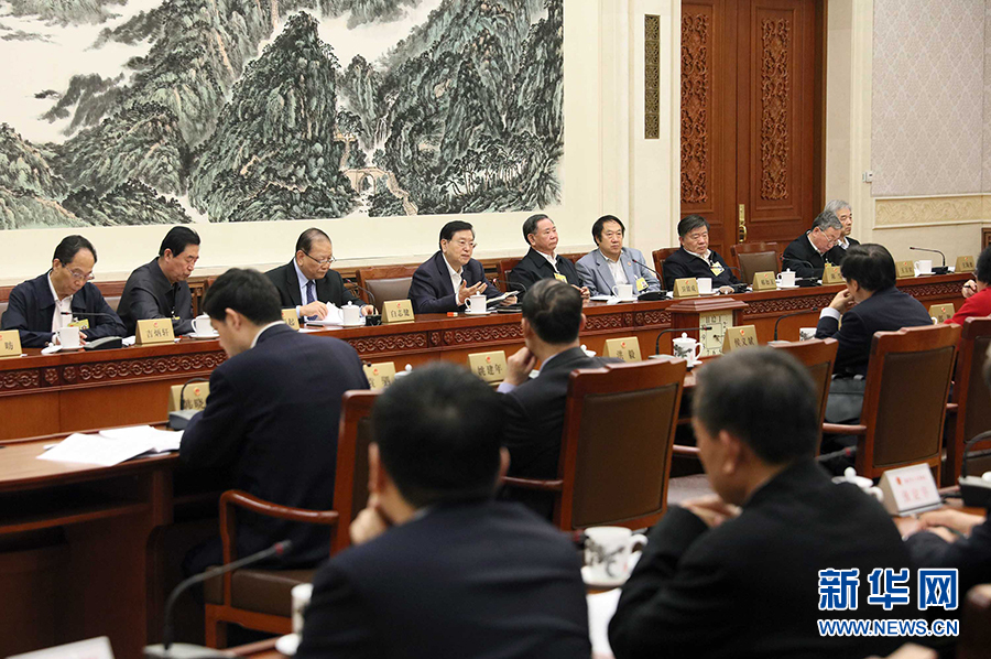 12月23日，十二屆全國人大常委會第三十一次會議舉行分組會議，審議監(jiān)察法草案二次審議稿等。張德江委員長參加審議。 新華社記者劉衛(wèi)兵攝