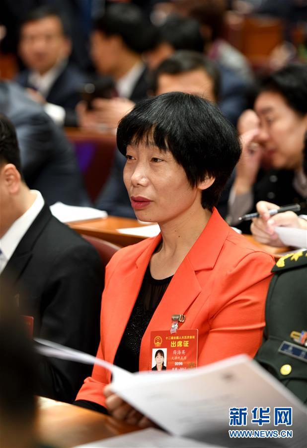 （兩會(huì)&middot;履職影像記）（1）薛海英代表：關(guān)注農(nóng)民工權(quán)益和城市環(huán)境