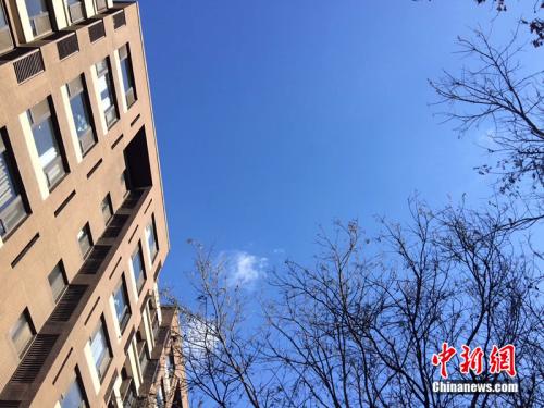 2017年12月7日，北京空氣質(zhì)量較好，圖為北京豐臺區(qū)某小區(qū)拍到的藍(lán)天。<a target='_blank'  >中新網(wǎng)</a> 邱宇 攝