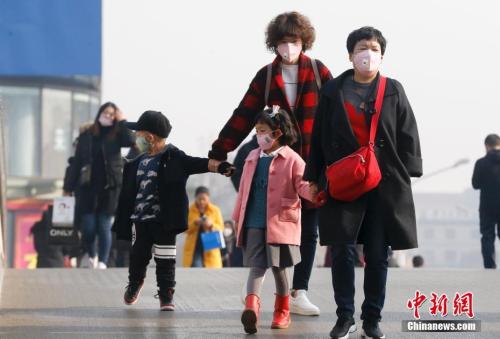 2016年12月19日，北京被霧霾籠罩，民眾戴防霧霾口罩出行。 <a target='_blank' >中新社</a>記者 杜洋 攝