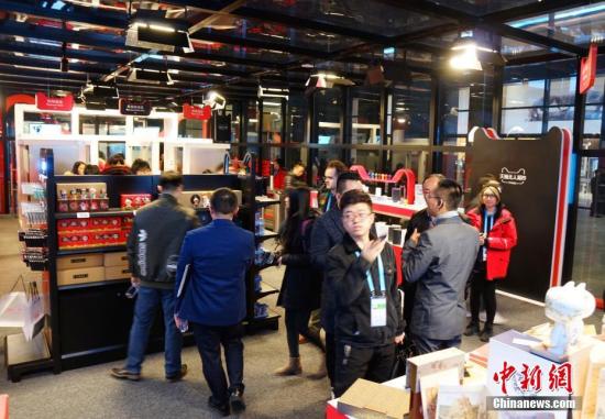 走進(jìn)&ldquo;互聯(lián)網(wǎng)之光&rdquo;博覽會(huì)，無人超市是本次展會(huì)最大的熱點(diǎn)，顧客可用二維碼進(jìn)入超市，實(shí)現(xiàn)全自動(dòng)購物。