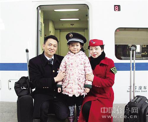 陳剛（左）、肖三英以及女兒陳昱彤的合照。經(jīng)濟日報-中國經(jīng)濟網(wǎng)記者 王軼辰攝