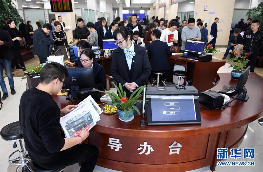 （習(xí)近平新時代中國特色社會主義思想在基層&middot;改革發(fā)展新氣象&middot;圖文互動）（3）浙江&ldquo;最多跑一次&rdquo;：改革越走越深，群眾越跑越順