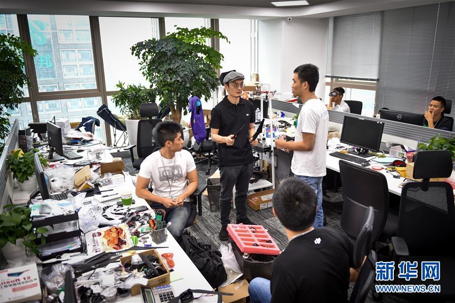 (新華全媒頭條·壯闊東方潮 奮進(jìn)新時(shí)代——慶祝改革開放40年·圖文互動(dòng))(7)從追趕時(shí)代到引領(lǐng)時(shí)代——從深圳發(fā)展奇跡看中國(guó)改革開放40年