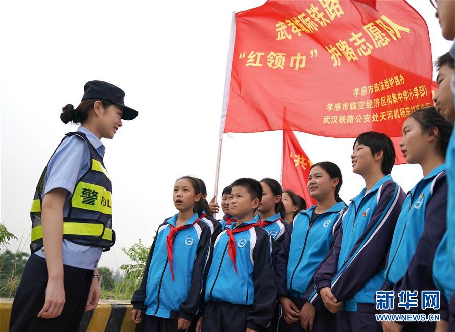 （社會(huì)）（3）孩子們的&ldquo;紅領(lǐng)巾護(hù)路志愿隊(duì)&rdquo;