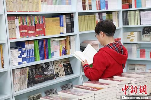 5月9日，一女子在哈爾濱市某書(shū)店選購(gòu)圖書(shū)。從5月1日至5月4日，全國(guó)32家紙廠宣布漲價(jià)，各紙種漲價(jià)幅度為每噸100元至300元不等。對(duì)此，出版行業(yè)業(yè)內(nèi)人士表示&ldquo;因?yàn)榧垙垉r(jià)格上漲，直接造成了出版成本的明顯增加，出版行業(yè)只能被迫對(duì)圖書(shū)定價(jià)進(jìn)行調(diào)整。&rdquo;
<a target='_blank' >中新社</a>記者 于琨 攝