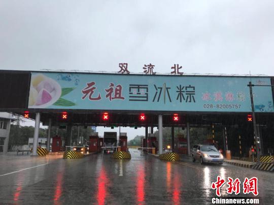 網(wǎng)傳車輛被淹的收費站現(xiàn)狀?！＄娦?攝