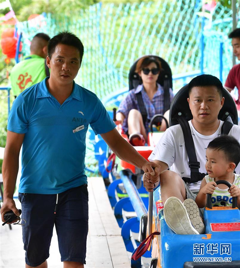 （社會(huì)）（9）苗山脫貧影像志&mdash;&mdash;把苗寨搬進(jìn)景區(qū) 讓貧困戶住進(jìn)城里