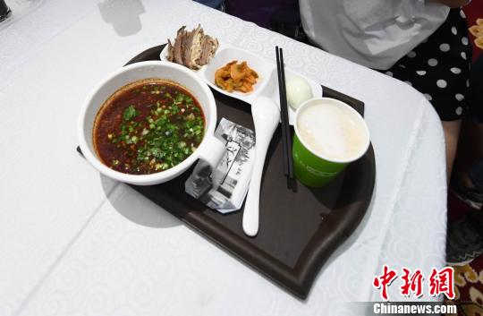 圖為&ldquo;環(huán)西部火車游Y667/8次&rdquo;列車上推出蘭州牛肉面套餐，套餐38元，有一碗牛肉面、一碟牛肉、一個(gè)雞蛋、一份小菜、一份甜胚子?！钇G敏 攝