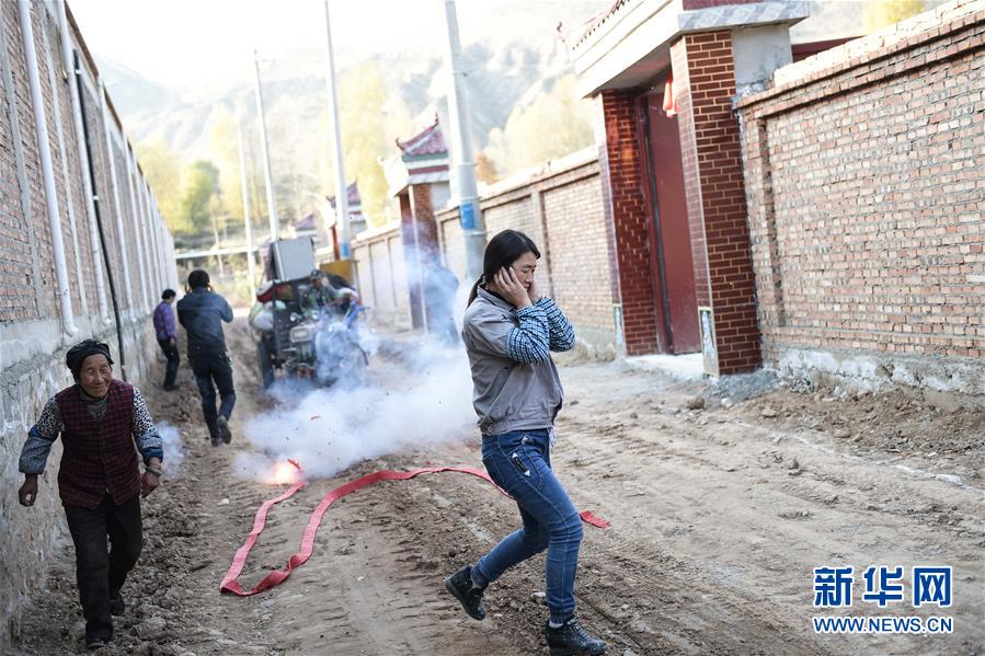 (新華全媒頭條·壯闊歷程40年系列述評·圖文互動(dòng))(3)舉旗定向 康莊大道——從改革開放40年看中國自信